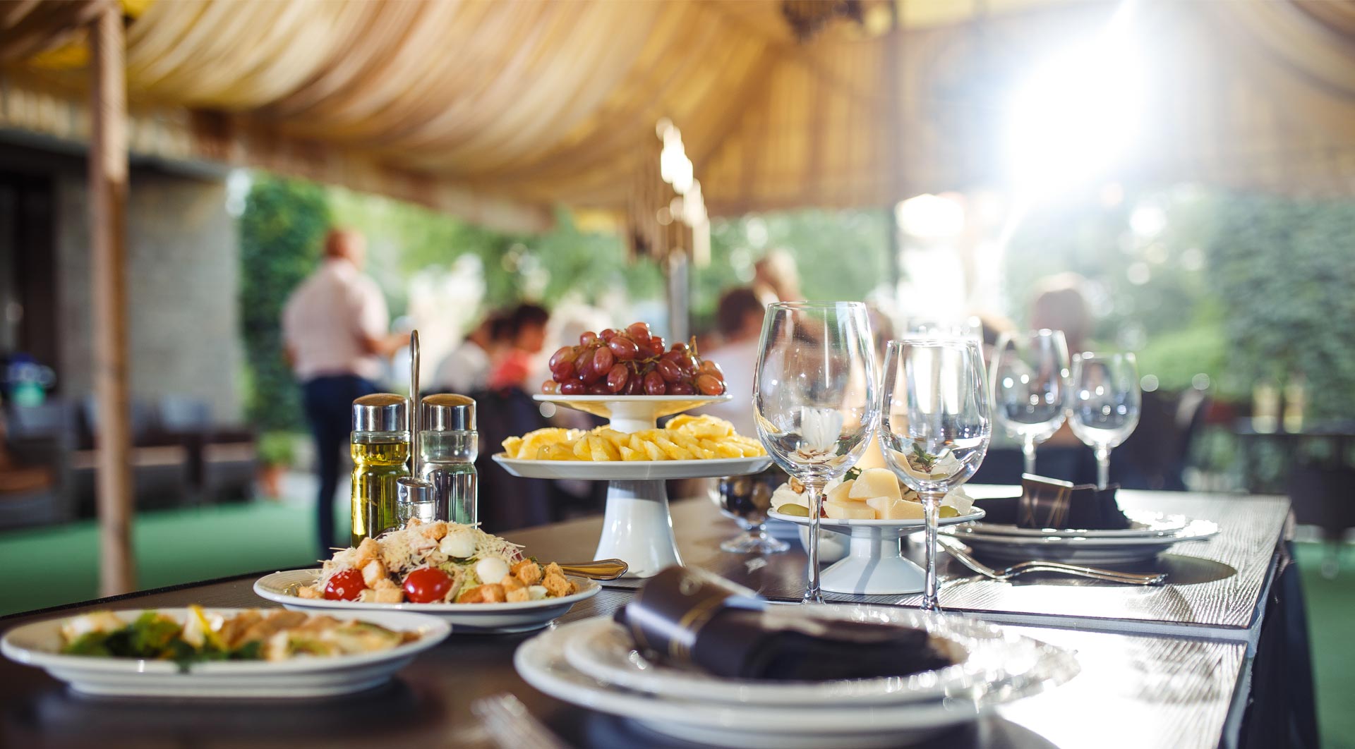 Why Professional Catering Improves Wedding Guest Experience